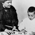 Maria Montessori avec un enfant lors d'une activité