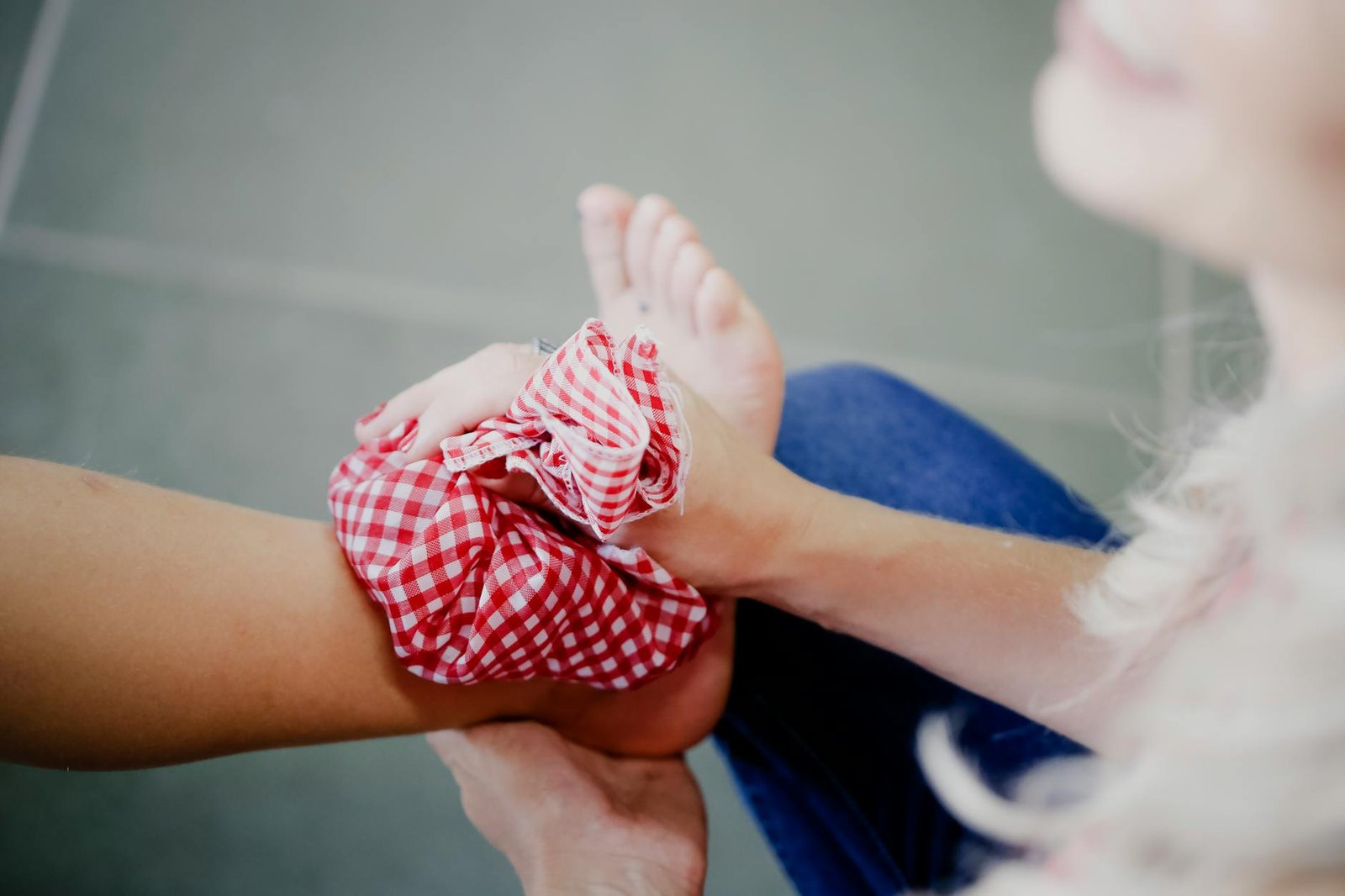 ice pack on person s foot - thermothérapie