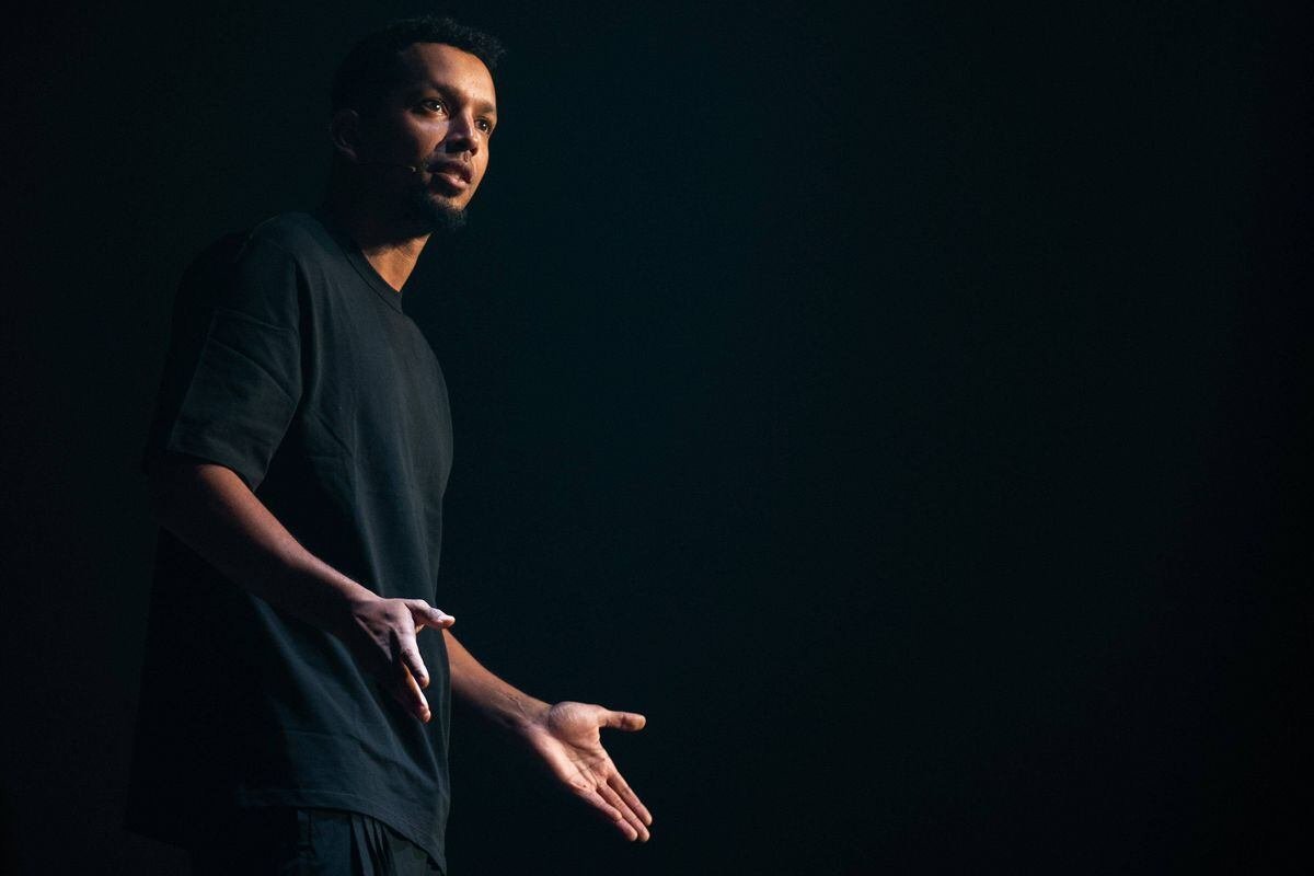 Waly Dia : L&rsquo;humoriste Qui Fait Vibrer la Scène Française