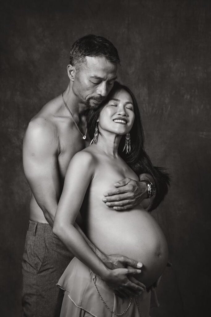 portrait of a man embracing his pregnant wife - photographe grossesse