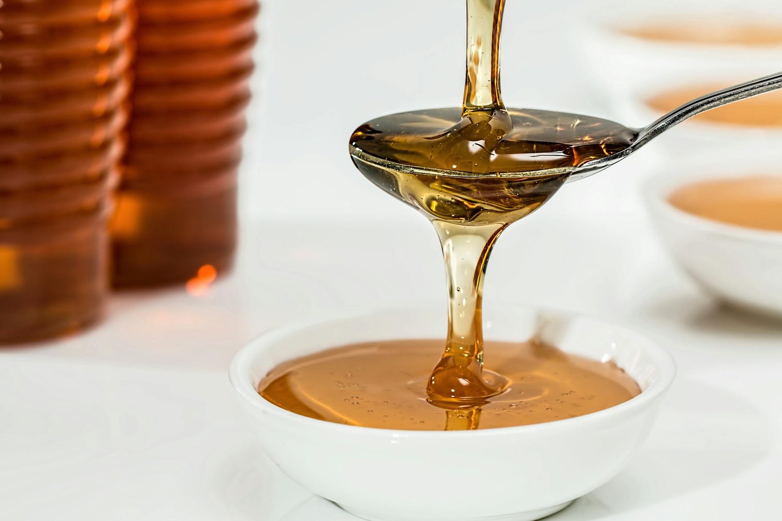 honey on white bowl - Miel sur les Cheveux