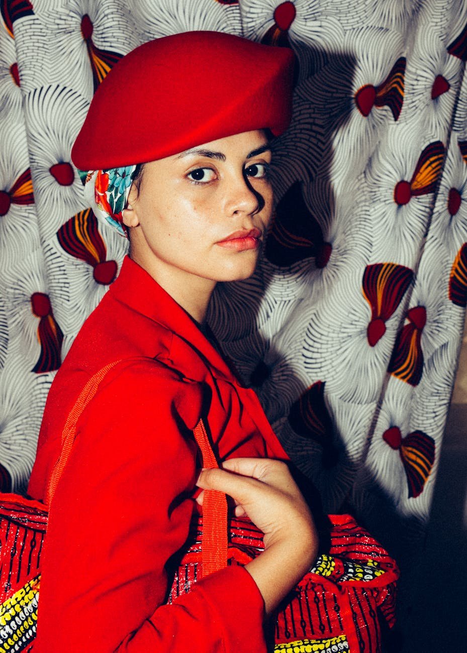 stylish ethnic model in trendy outfit - cadeau de Noël en vêtements