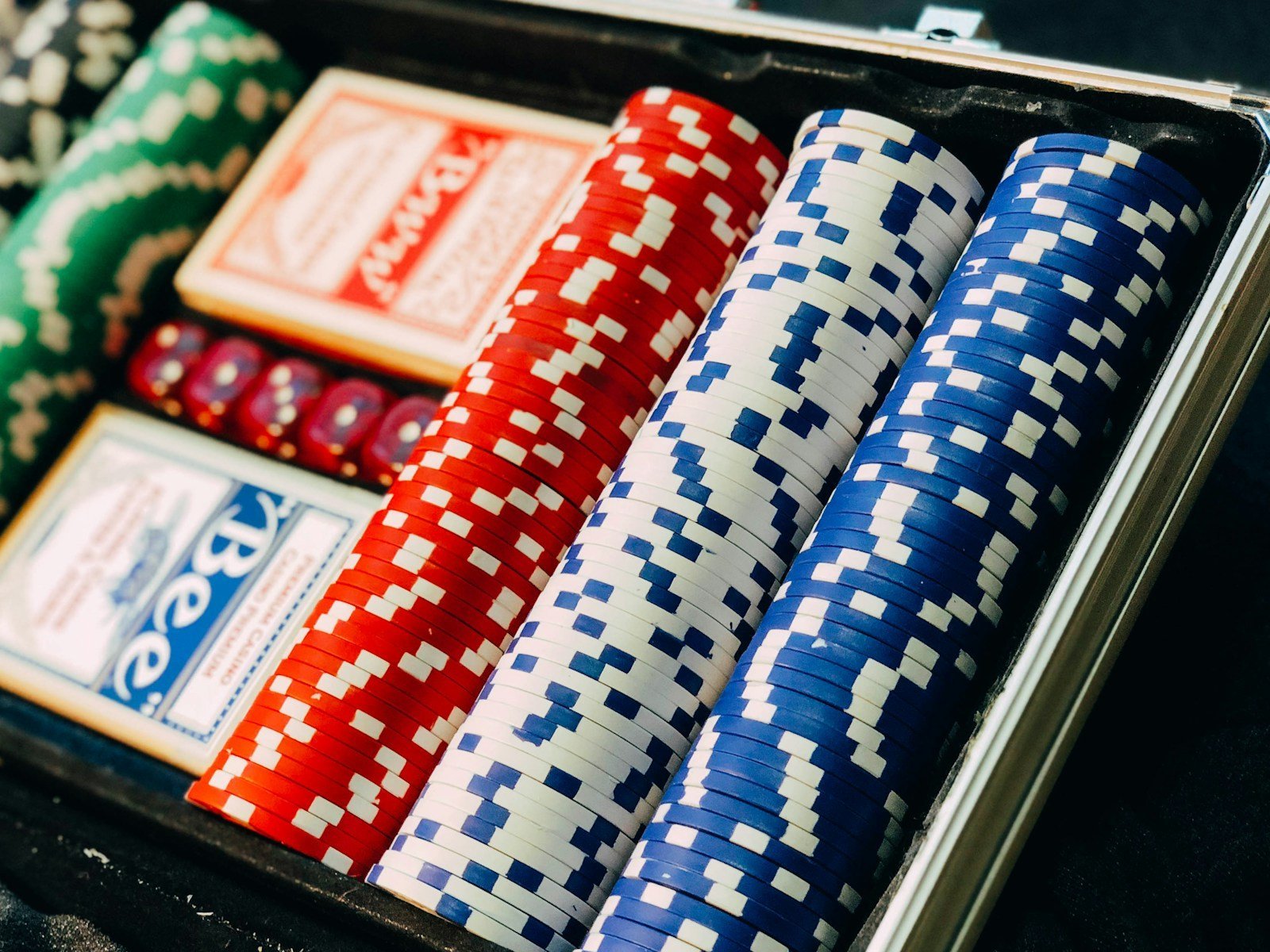 Comment se joue le jeu de poker ? Guide pour débutants