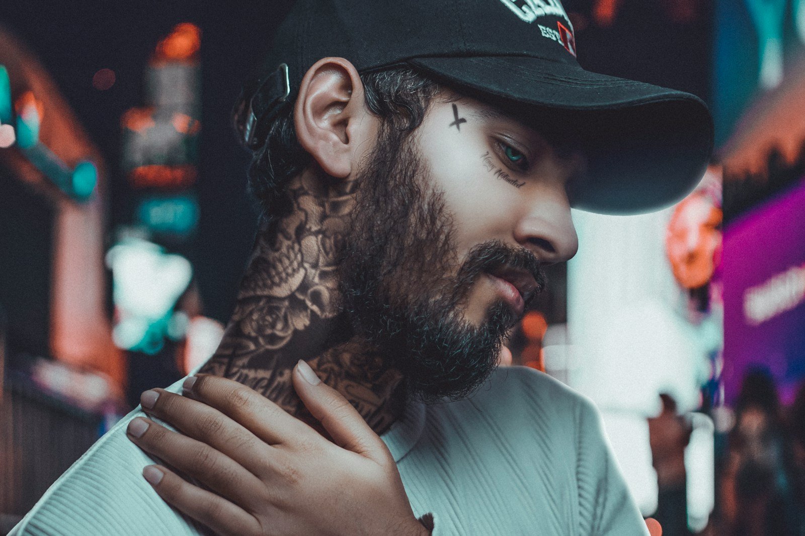Le tatouage dans le cou pour homme : tendance incontournable de 2025
