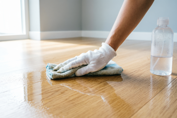 Entretenir votre parquet stratifié sans l&rsquo;abîmer : les vrais bons gestes
