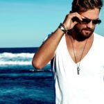 Comment adopter le style parisien décontracté avec des bijoux homme pendant l’été