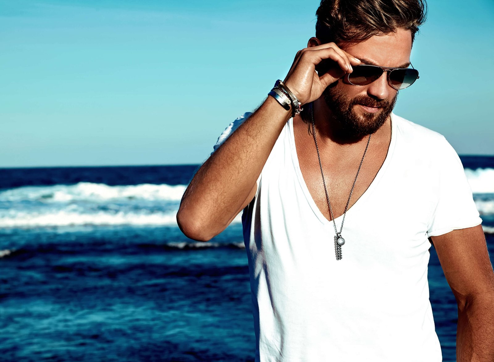 Comment adopter le style parisien décontracté avec des bijoux homme pendant l’été