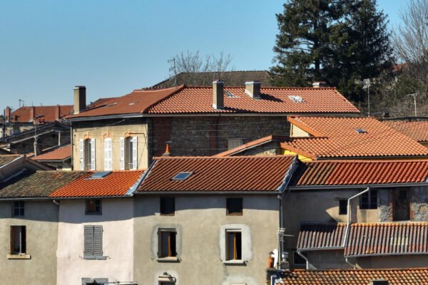 Pourquoi rénover sa toiture à Lyon face au climat et aux particularités architecturales ?